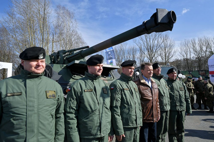 Minister obrony narodowej Mariusz Błaszczak (4L) podczas spotkania z żołnierzami na pikniku wojskowym „20 lat Polski w NATO” w 23. Bazie Lotnictwa Taktycznego w Mińsku Mazowieckim. Fot. PAP/P. Piątkowski