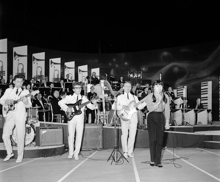 Karin Stanek z zespołem Czerwono-Czarni na Festiwalu Piosenki w Sopocie. 1964 r. Fot. PAP/CAF/J. Tymiński