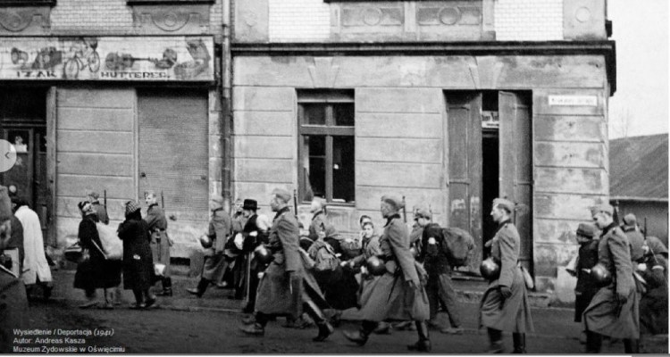 Zdjęcie wykonanie w 1941 r. przez Andreasa Kaszę, informatora gestapo, podczas wysiedlania ludności żydowskiej przez Niemców z Oświęcimia. Źródło: http://www.ajcf.pl/online-exhibition