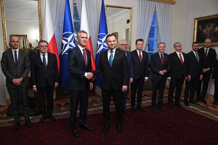 Prezydent Andrzej Duda (C-P) i sekretarz generalny NATO Jens Stoltenberg (C-L) podczas spotkania w Belwederze. Fot. PAP/R. Pietruszka