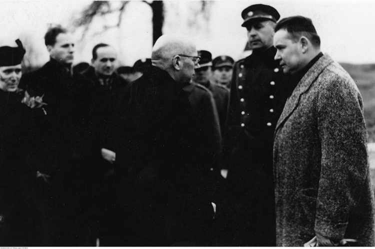Poseł nadzwyczajny i minister pełnomocny Polski na Litwie Franciszek Charwat (trzeci z prawej) witany przez przedstawicieli władz litewskich na przejściu granicznym. 1938 r. Fot. NAC