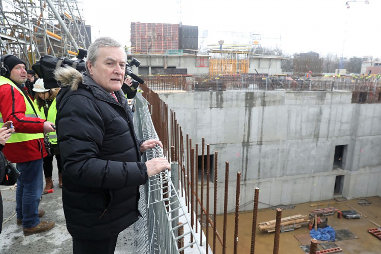 Wicepremier, minister kultury Piotr Gliński na terenie budowy Muzeum Historii Polski na warszawskiej Cytadeli. Fot. PAP/T. Gzell