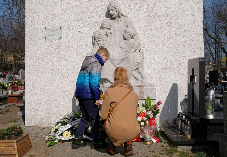 Obchody 100. rocznicy pożaru, w którym zginęło 76 dzieci - uroczystości przy zbiorowej mogile na Cmentarzu Lipowym w Gliwicach. Fot. PAP/A. Grygiel