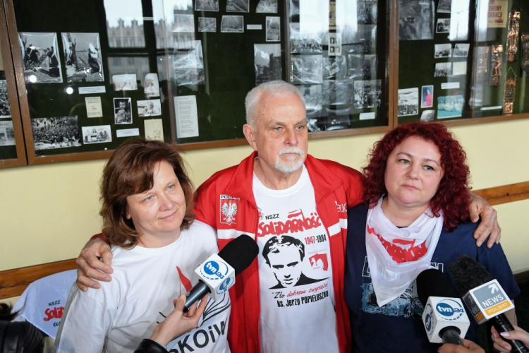 Kraków, 25.03.2019. Monika Ćwiklińska, Piotr Pakosz i Ewa Sroka, którzy rozpoczęli głodówkę w krakowskim kuratorium. Fot. PAP/J. Bednarczyk