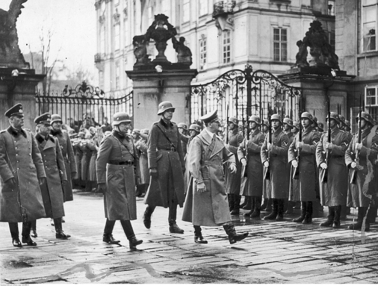 Adolf Hitler przechodzi przed frontem kompani honorowej. Praga, 17.03.1939. Fot. NAC