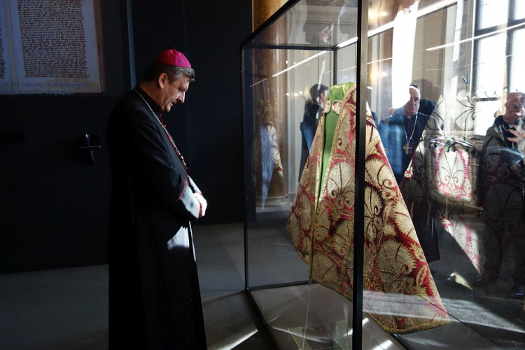 Biskup bielsko-żywiecki Roman Pindel ogląda kapę liturgiczną ofiarowaną przez króla Jana III Sobieskiego jako wotum do kaplicy św. Jana Kantego w Kętach po wiktorii wiedeńskiej. Fot. ks. Szymon Tracz