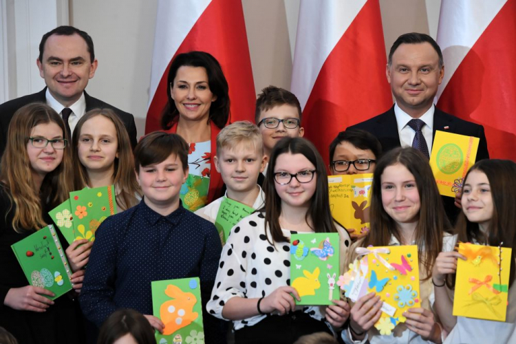 Prezydent Andrzej Duda (P), dziennikarka Anna Popek (C), sekretarz stanu w kancelarii prezydenta minister Adam Kwiatkowski (L) podczas 7. edycji akcji "Kartka dla Kombatanta". Fot. PAP/R. Pietruszka