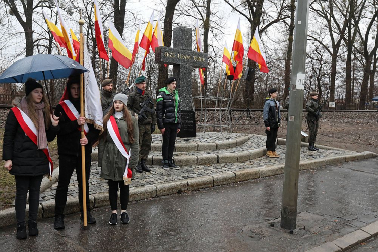 Uroczystości przy krzyżu upamiętniającym miejsce wykolejenia się w 1989 roku w Białymstoku pociągu z chlorem w 30. rocznicę katastrofy. Fot. PAP/A. Reszko