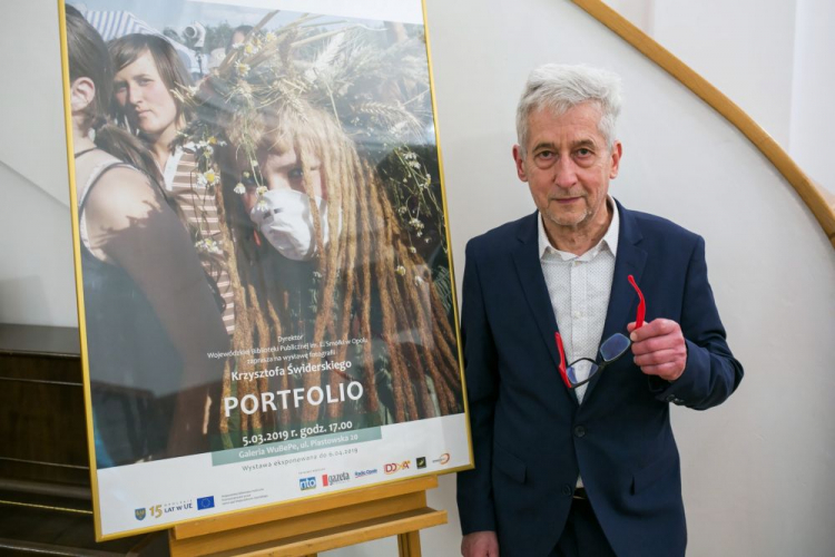 Krzysztof Świderski podczas wernisażu swojej wystawy „Porfolio”. Fot. PAP/S. Mielnik