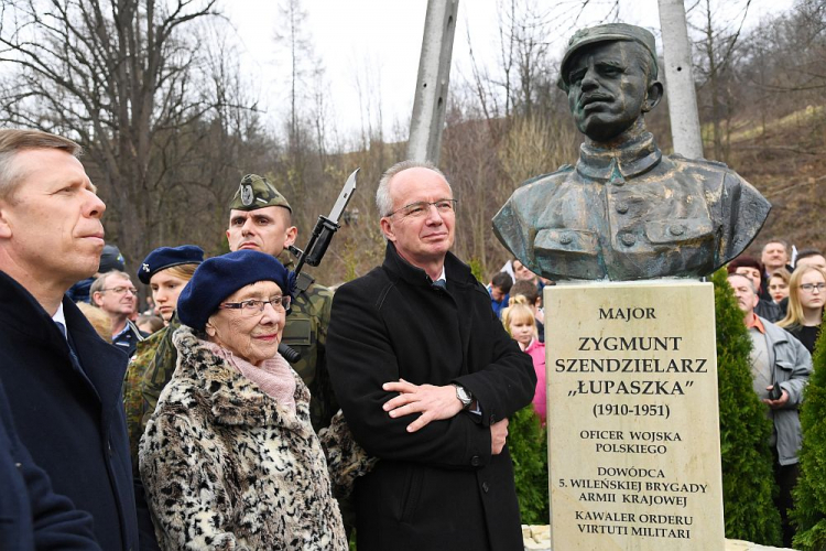 Lidia Lwow-Eberle „Lala” (2L) i wiceprezes IPN Krzysztof Szwagrzyk (3L) podczas uroczystości odsłonięcia pomnika Zygmunta Szendzielarza „Łupaszki” w Osielcu. Fot. PAP/J. Bednarczyk