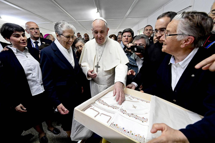 Papież Franciszek odwiedził ośrodek pomocy społecznej w Tamarze. Fot. PAP/EPA