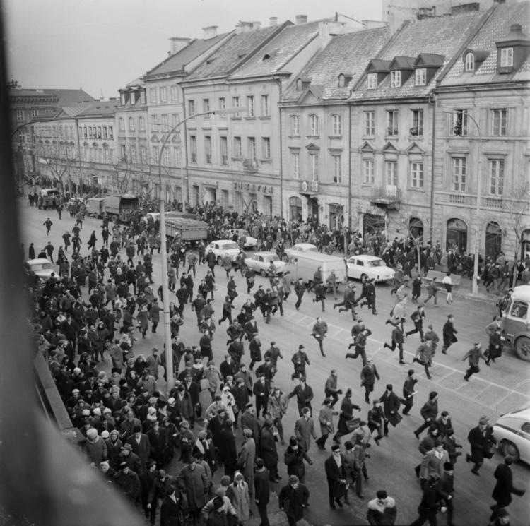 Warszawa, 8 marca 1968 r. Uczestnicy wiecu na UW zaatakowani na Krakowskim Przedmieściu. Fot. PAP/T. Zagoździński