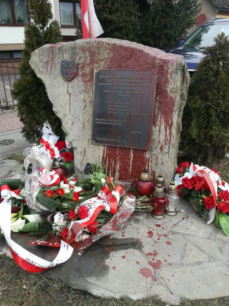 Zdewastowany obelisk upamiętniający Antoniego Bieguna „Sztubaka” i jego żołnierzy w Milówce. Źródło: Oddział IPN w Katowicach