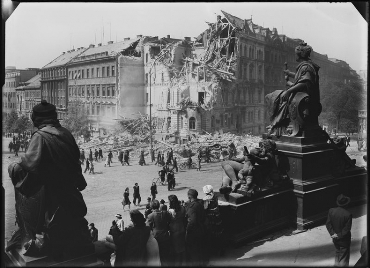 Josef Sudek: Topografia ruin. Praga 1945