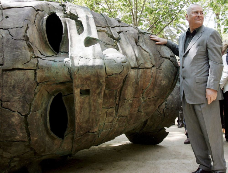 Hiszpania, 11.04.2006. Rzeźbiarz Igor Mitoraj przy jednej ze swych prac zaprezentowanych w Walencji. (PAP/EPA