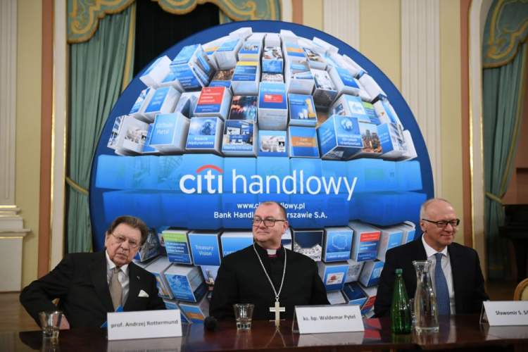 Laureat XX edycji Nagrody ks. bp. Waldemar Pytel (C), przewodniczący Kapituły Nagrody prof. Andrzej Rottermund (L) i prezes zarządu Banku Citi Handlowy - Fundatora Nagrody, Sławomir S. Sikora (P) podczas briefingu nt. jubileuszowej edycji Nagrody im. prof. Aleksandra Gieysztora. Fot. PAP/R. Pietruszka