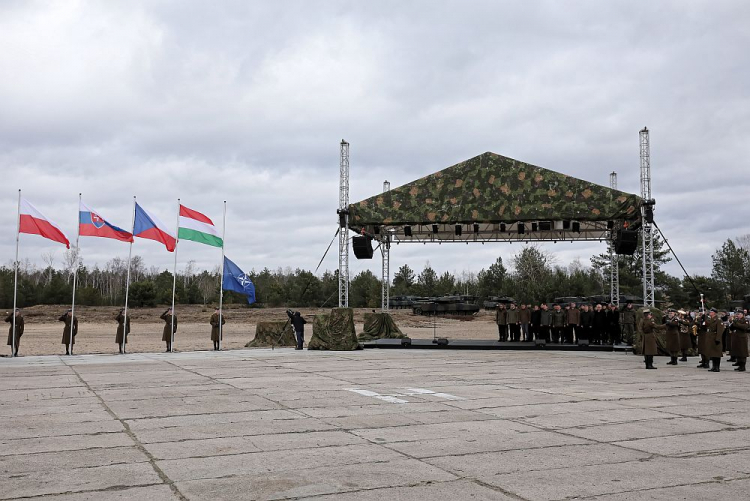 Obchody 20. rocznicy wstąpienia do NATO Polski, Czech i Węgier na terenie 1. Brygady Pancernej w warszawskiej Wesołej. Fot. PAP/P. Supernak