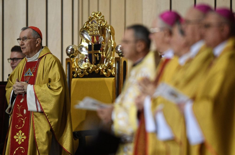 Sekretarz Stanu Stolicy Apostolskiej kard. Pietro Parolin (L) przewodniczy mszy świętej w Świątyni Opatrzności Bożej na warszawskim Wilanowie, odprawianej w intencji papieża Franciszka. Fot. PAP/R. Pietruszka