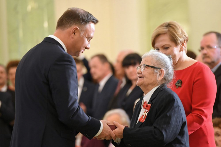 Prezydent Andrzej Duda odznacza Leontynę Leśniewicz podczas uroczystości w Pałacu Prezydenckim w Warszawie.  PAP/R. Pietruszka