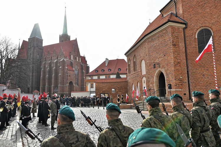 Przemarsz przez Ostrów Tumski do archikatedry wrocławskiej. Obchody 81. rocznicy ogłoszenia Prawd Polaków spod Znaku Rodła na Ostrowie Tumskim we Wrocławiu. Fot. PAP/J. Karwowski