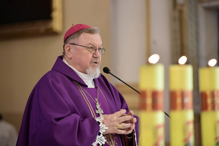 Biskup Antoni Dydycz przewodniczy mszy świętej w kościele św. Jana Chrzciciela w Sadownem w Narodowy Dzień Pamięci Polaków ratujących Żydów. Fot. PAP/P. Piątkowski