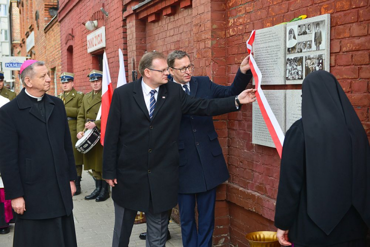 Biskup polowy WP Józef Guzdek (L), prezes IPN Jarosław Szarek (3L) i szef Urzędu do Spraw Kombatantów i Osób Represjonowanych Jan Józef Kasprzyk (2L) podczas odsłonięcia tablicy poświęconej matce Matyldzie Getter w Warszawie. Fot. PAP/J. Kamiński