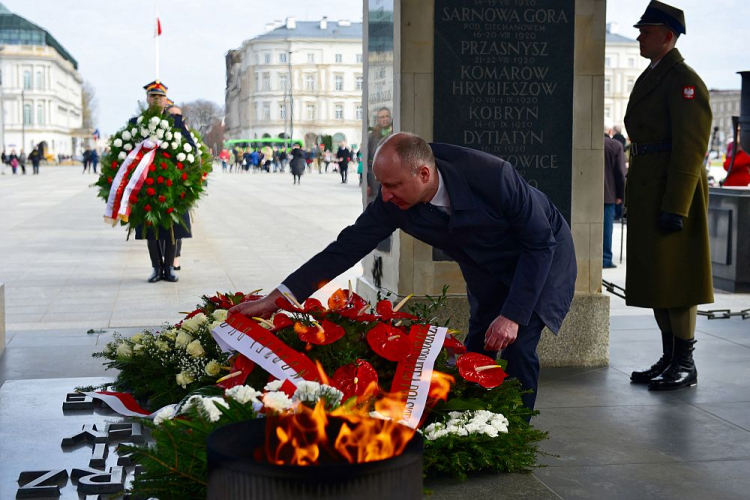 Podsekretarz stanu w Kancelarii Prezydenta RP Wojciech Kolarski podczas uroczystości przy Grobie Nieznanego Żołnierza w trakcie obchodów Narodowego Dnia Pamięci Polaków ratujących Żydów pod okupacją niemiecką. Warszawa, 24.03.2019. Fot. PAP/J. Kamiński