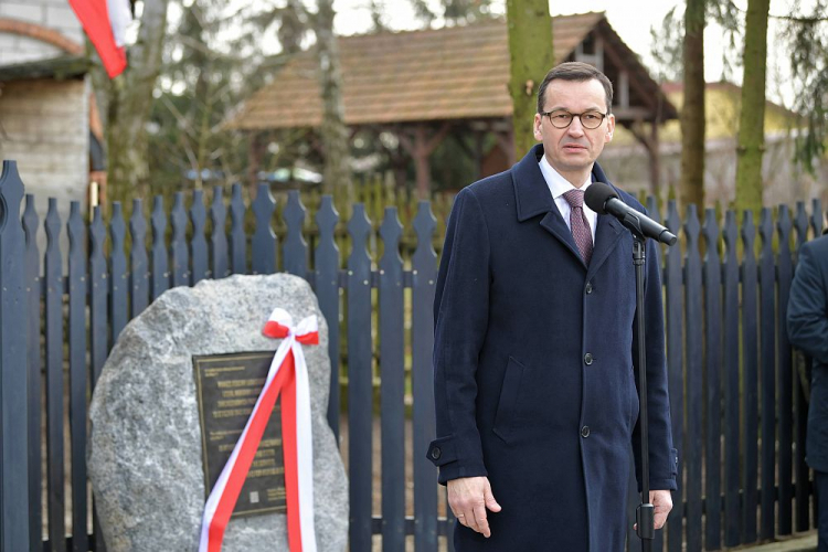 Premier Mateusz Morawiecki podczas uroczystości odsłonięcia tablicy pamięci Rodziny Lubkiewiczów w Sadownem. Fot. PAP/P. Piątkowski