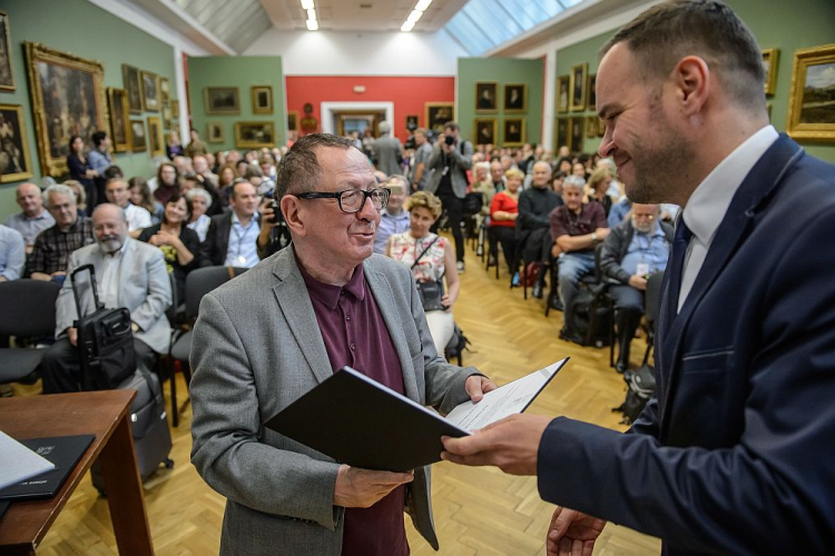 Andrzej Titkow (L) otrzymuje medal 700-lat Lublina podczas uroczystego otwarcia Zjazdu Lublinerów. Lublin, 03.07.2017. Fot. PAP/W. Pacewicz 