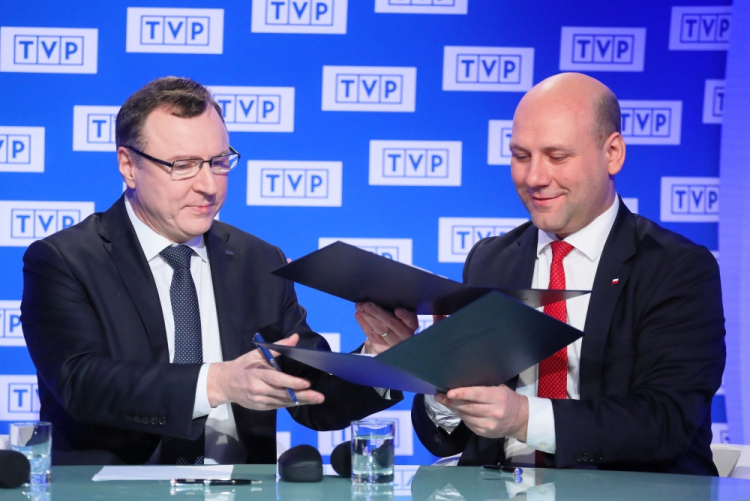 Prezes Zarządu TVP S.A. Jacek Kurski i wiceszef MSZ Szymon Sękowski vel Sęk podpisali w Warszawie porozumienie ws. współdziałania w zakresie tworzenia kanału TVP Wilno.  PAP/P. Supernak