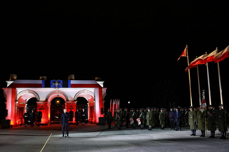 Prezydent Andrzej Duda (front L) podczas uroczystego Apelu Pamięci przed Grobem Nieznanego Żołnierza w Warszawie w ramach obchodów Narodowego Dnia Pamięci Żołnierzy Wyklętych. Fot. PAP/R. Guz