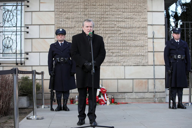 Wicepremier, minister kultury i dziedzictwa narodowego Piotr Gliński podczas uroczystości z okazji Narodowego Dnia Pamięci Żołnierzy Wyklętych przy tablicy upamiętniającej Żołnierzy Wyklętych na budynku Ministerstwa Sprawiedliwości w Warszawie. Fot. PAP/L. Szymański