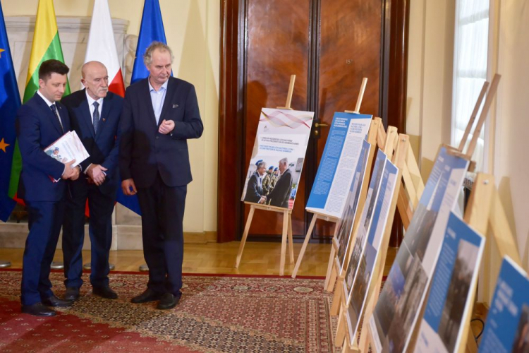 Litewski historyk, autor wystawy Alvydas Nikzentaitis (P) i szef KPRM Michał Dworczyk (L) podczas otwarcia wystawy "Prezydent Polski Lech Kaczyński i Litwa – Oczami Prezydenta Valdasa Adamkusa". Fot. PAP/J. Kamiński