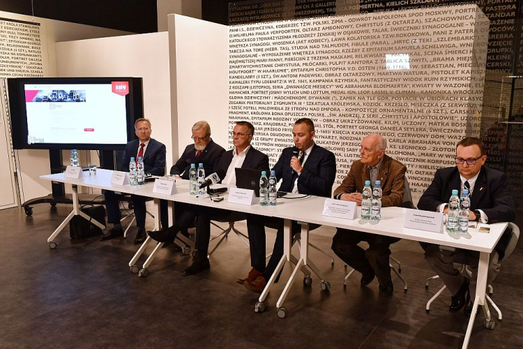 Wiceminister kultury Jarosław Sellin (3L), dyr. Muzeum Ziemi Wieluńskiej Jan Książek (L), dyr. Archiwum Akt Nowych Tadeusz Krawczak (2L), dyr. Muzeum II Wojny Światowej w Gdańsku Karol Nawrocki (3P), członek rady muzeum, prezes Okręgu Pomorskiego Światowego Związku Żołnierzy AK prof. Jerzy Grzywacz (2P) i dyr. Muzeum Ziemi Sochaczewskiej i Pola Bitwy nad Bzurą Paweł Rozdżestwieński (P). Konferencja prasowa w Gdańsku nt. obchodów 80. rocznicy wybuchu II wojny światowej. Fot. PAP/M. Gadomski