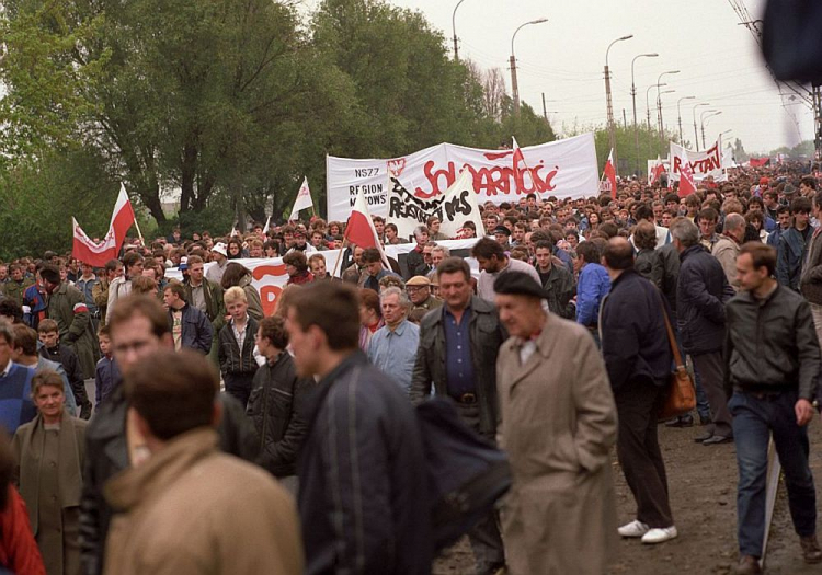 Manifestacja zorganizowana przez „Solidarność” w Święto Pracy. Warszawa, 01.05.1989. Fot. PAP/PAI/C. Słomiński