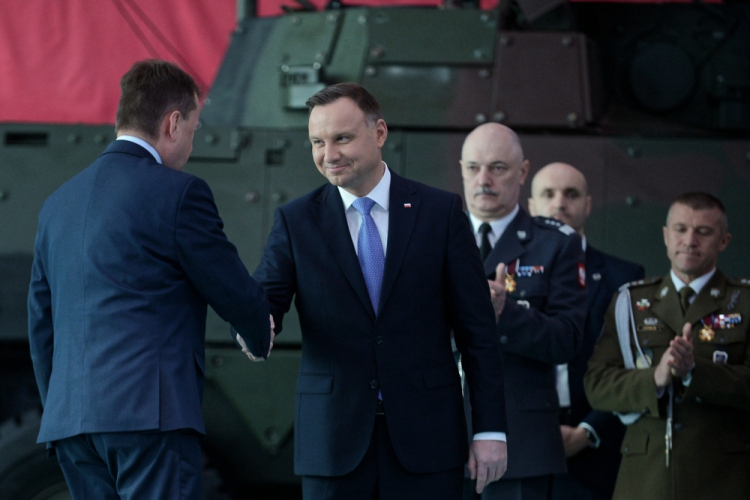 Warszawa, 17.04.2019. Prezydent Andrzej Duda (C) i minister obrony Mariusz Błaszczak (L) podczas wielkanocnego spotkania z żołnierzami i pracownikami wojska, 17 bm. w 1. Bazie Lotnictwa Transportowego w Warszawie.Fot. PAP/M. Obara