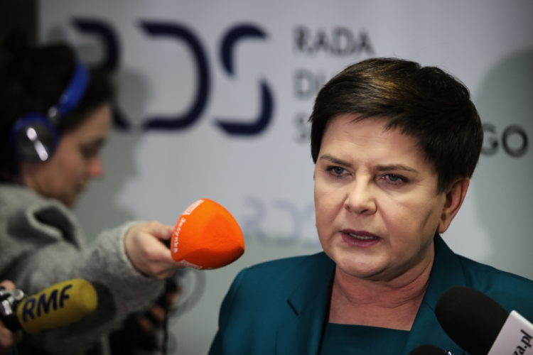 Warszawa, 03.04.2019. Wicepremier Beata Szydło rozmawia z dzienikarzami w warszawskim Centrum Partnerstwa Społecznego „Dialog”, gdzie 3 bm. rozpoczęło się kolejne nadzwyczajne posiedzenie Prezydium Rady Dialogu Społecznego o sytuacji w oświacie. Fot. PAP/L. Szymański