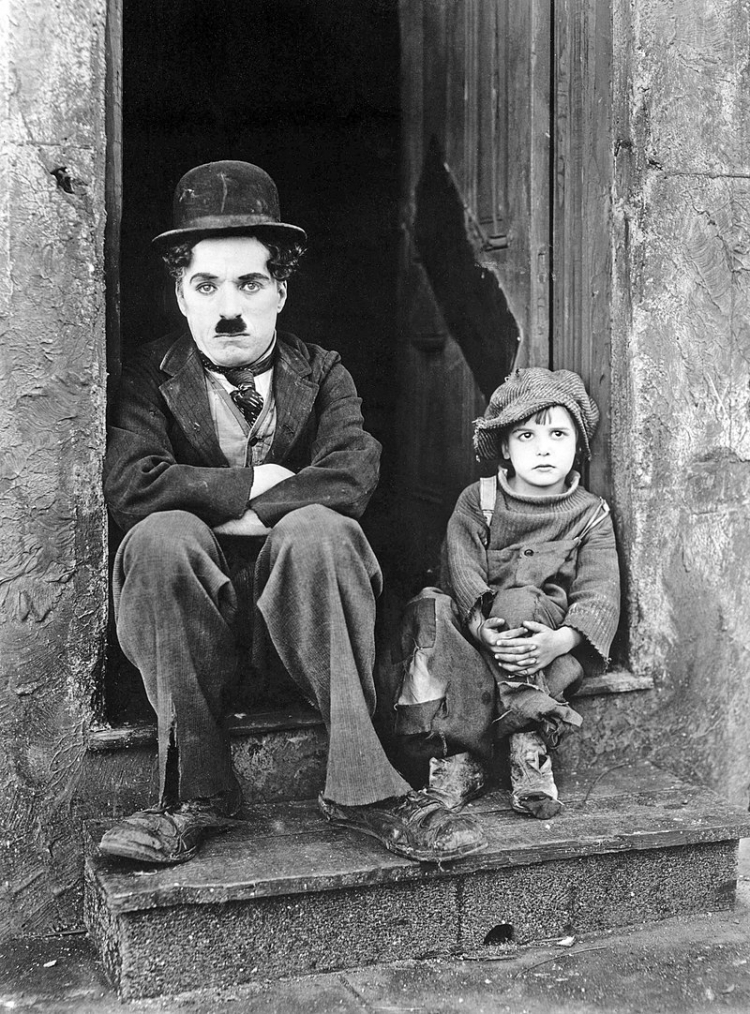 Charlie Chaplin i Jackie Coogan w filmie "Brzdąc". Źródło: Wikimedia Commons