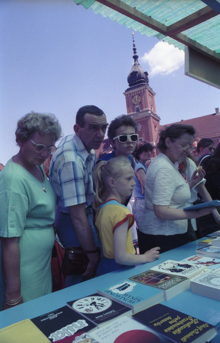 Warszawa 05.1988. Dni Oświaty, Książki i Prasy. Kiermasz książek na placu Zamkowym i Podwalu. Fot. PAP/W. Kryński