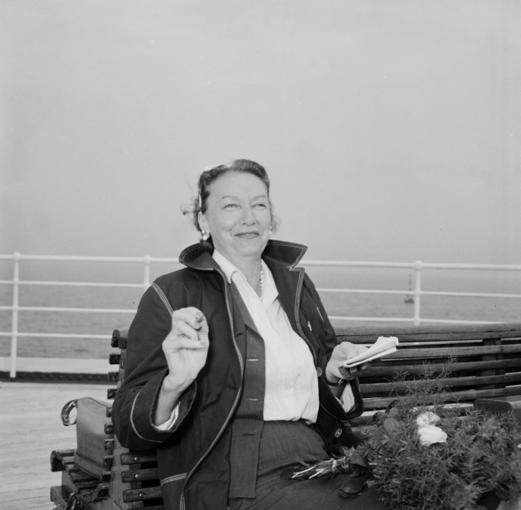 Gdynia, 1958. Wizyta w kraju Haliny Konopackiej, lekkoatletki, złotej medalistki olimpijskiej w rzucie dyskiem w Amsterdamie w 1928 r. Nz. pokładzie Batorego Fot. PAP/J. Uklejewski