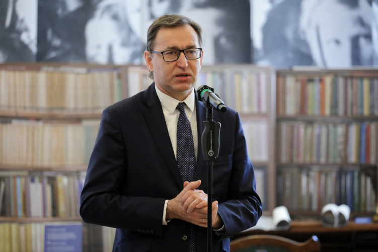 Warszawa, 17.04.2019. Prezes IPN Jarosław Szarek podczas podpisania umowy o współpracy, 17 bm. w Warszawie, pomiędzy Instytutem Pamięci Narodowej a Muzeum Getta Warszawskiego. W czasie spotkania zostały zaprezentowane oryginały materiałów archiwalnych z zasobu Archiwum IPN, m.in. oryginał Raportu Stroopa oraz unikatowy film z ujęciami getta warszawskiego. Fot. PAP/P. Supernak