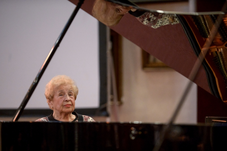 Warszawa, 26.04.2017. Pianistka Lidia Grychtołówna podczas uroczystości przyznania dorocznej nagrody Towarzystwa Przyjaciół Śląska. Fot. PAP/M. Obara