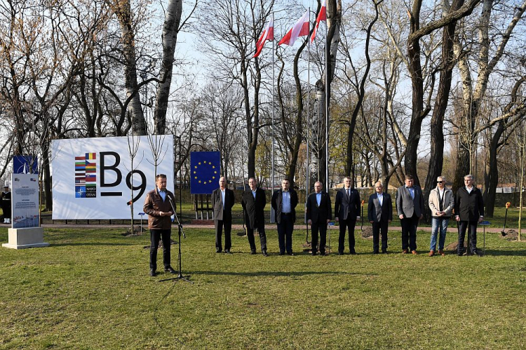 Szef polskiego MON Mariusz Błaszczak (L), minister obrony narodowej Rumunii Gabriel-Beniamin Les (4L), minister obrony Czech Lubomir Metnar (P), minister obrony Litwy Raimundas Karoblis (3P) na terenie Cytadeli Warszawskiej, przed ceremonią sadzenia drzew upamiętniających spotkanie B9 i 70. rocznicę powstania NATO oraz 20-lecie członkostwa Polski w Sojuszu. Fot. PAP/P. Nowak