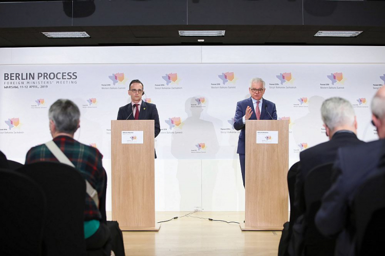 Minister spraw zagranicznych Polski Jacek Czaputowicz (P) oraz szef MSZ Niemiec Heiko Maas (L) podczas wspólnej konferencji prasowej po spotkaniu ministrów spraw zagranicznych Procesu Berlińskiego w Warszawie. 12.04.2019. Fot. PAP/L. Szymański