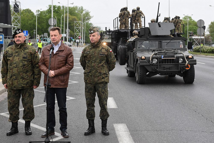 Minister obrony narodowej Mariusz Błaszczak (C) oraz Dowódca Generalny Rodzajów Sił Zbrojnych gen. broni Jarosław Mika (L) i Dowódca Garnizonu Warszawa gen. brygady Robert Głąb (P) poinformowali o przebiegu Wielkiej Defilady pod hasłem „Silni w sojuszach”. Warszawa, 28.04.2019. Fot. PAP/R. Pietruszka