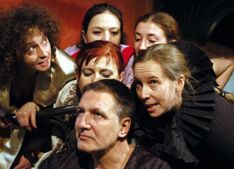 Próba spektaklu, 2004 r. Od lewej: Beata Fudalej, Waldemar Kownacki, Anna Chodakowska/środek/, Anna Ułas /z tyłu/, Magdalena Warzecha, Anna Gryszkówna /z tyłu/. Fot. PAP/ A. Rybczyński.