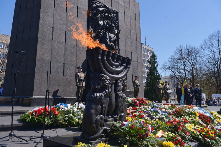 Uroczystości przed Pomnikiem Bohaterów Getta w Warszawie upamiętniające 76. rocznicę wybuchu Powstania w getcie warszawskim. Fot. PAP/M. Obara