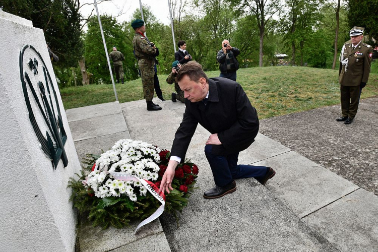 Minister obrony narodowej Mariusz Błaszczak podczas uroczystości przy Pomniku Sapera w Gozdowicach w ramach obchodów 74. rocznicy forsowania Odry przez 1. Armię Wojska Polskiego. Fot. PAP/M. Bielecki