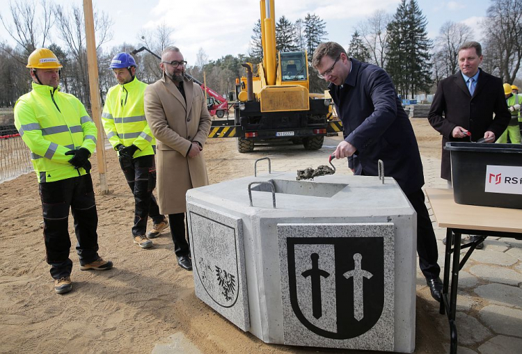 Dyrektor muzeum Szymon Drej (L), wojewoda warmińsko-mazurski Artur Chojecki (C) oraz starosta ostródzki Andrzej Wiczkowski (P) podczas uroczystości wmurowania kamienia węgielnego pod budowę nowego gmachu Muzeum Bitwy pod Grunwaldem w Stębarku. Fot. PAP/T. Waszczuk