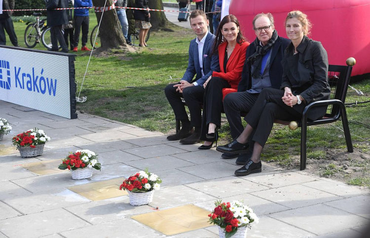 Od lewej: Mariusz Frystenberg, Agnieszka Radwańska, Wojciech Fibak i Magdalena Grzybowska podczas uroczystości odsłonięcia ich gwiazd w Alei Gwiazd Tenisa w Krakowie. Fot. PAP/J. Bednarczyk